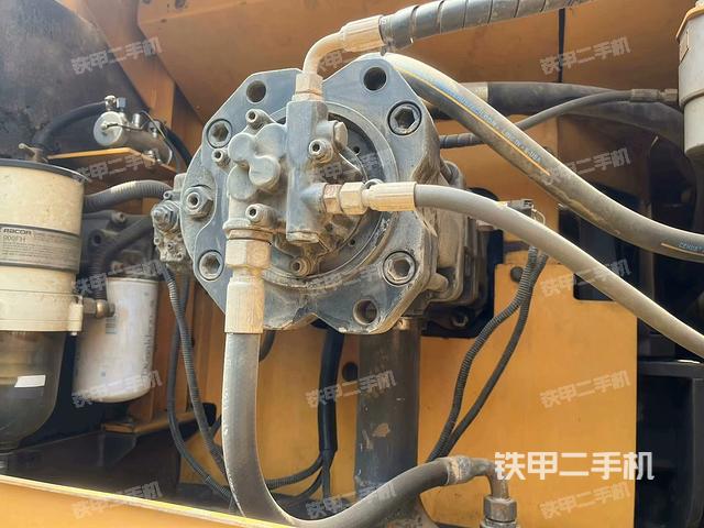 液壓泵艙室正面整體（整機外觀）