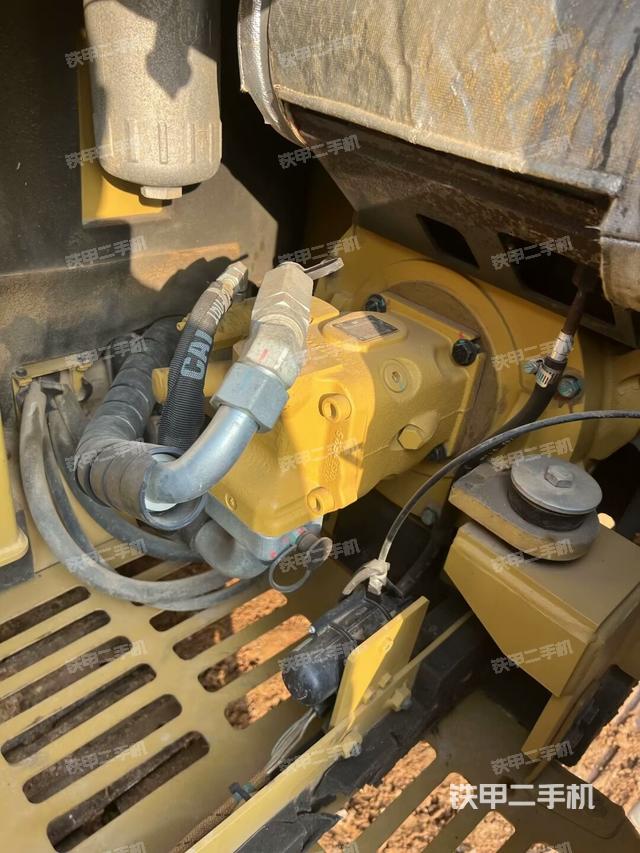 液压泵舱室正面整体（整机外观）