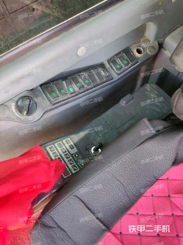 座椅右側(cè)控制臺(tái)/鑰匙門/油門/含右手柄（駕駛室部分）