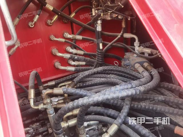 回轉(zhuǎn)馬達(dá)和主控閥(整機(jī)外觀) 回轉(zhuǎn)馬達(dá)和主控閥(整機(jī)外觀)