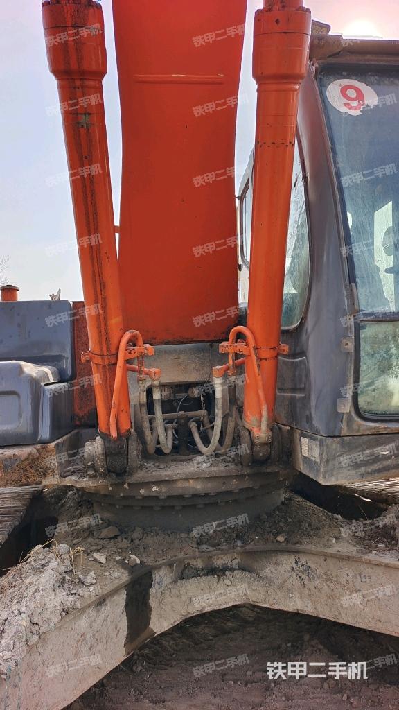 大臂油缸整体 竖拍（工作和回转装置）