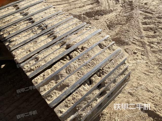 單側(cè)履帶整體(整機(jī)外觀) 單側(cè)履帶整體(整機(jī)外觀)