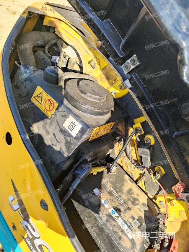 回轉(zhuǎn)馬達(dá)和主控閥（整機(jī)外觀）