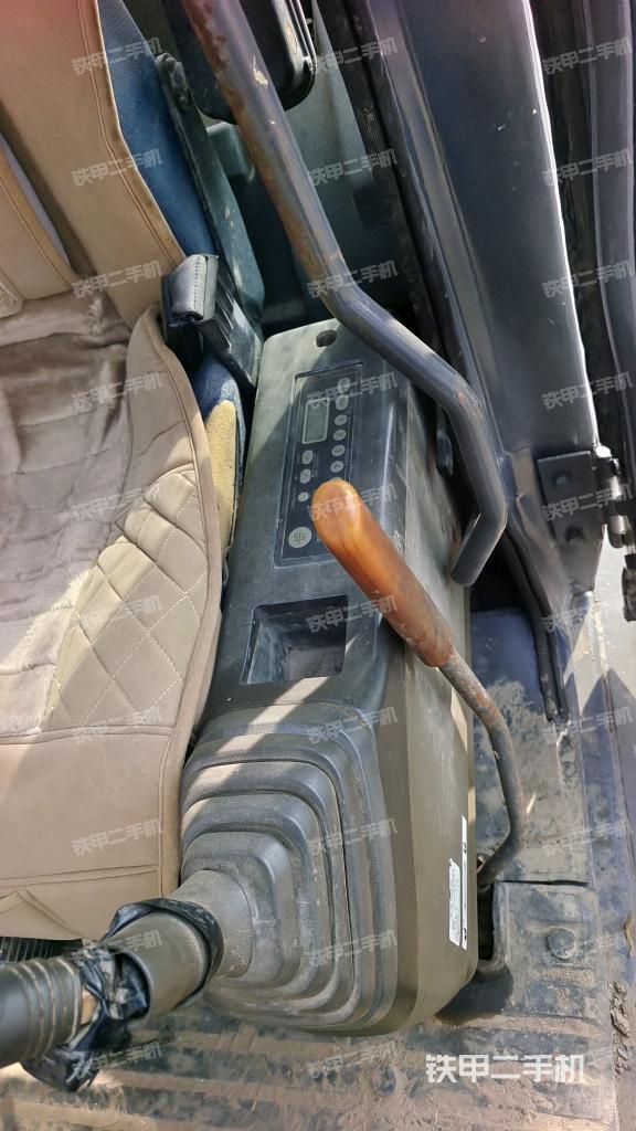 座椅左侧控制台/音响/含左手柄（驾驶室部分）