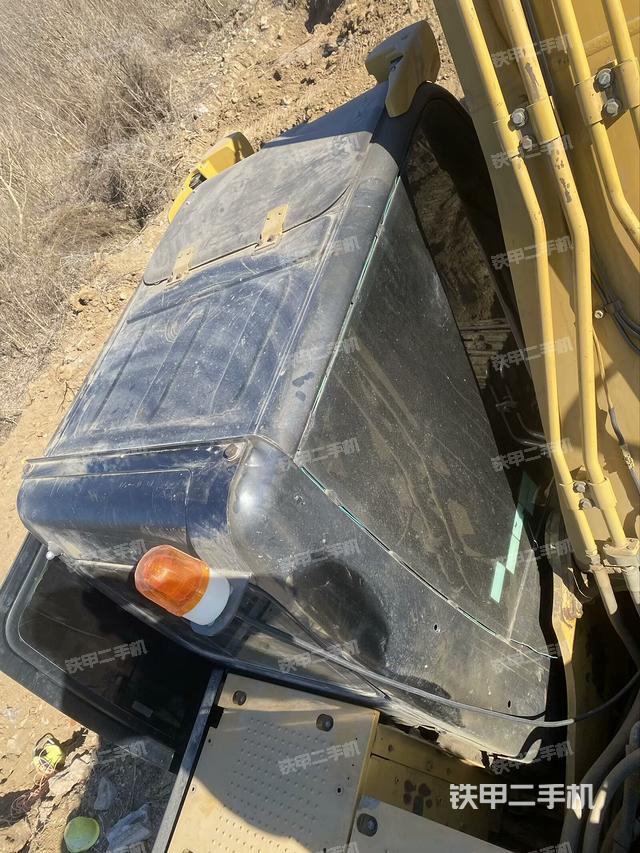 駕駛室頂部(整機(jī)外觀) 駕駛室頂部(整機(jī)外觀)