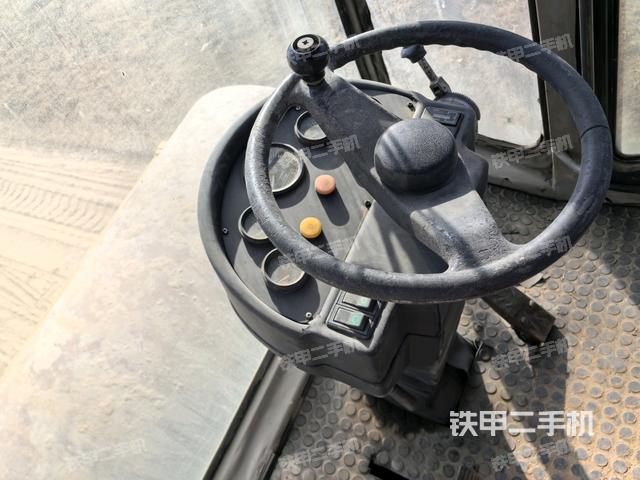 駕駛室頂蓬內（壓路機駕駛室）