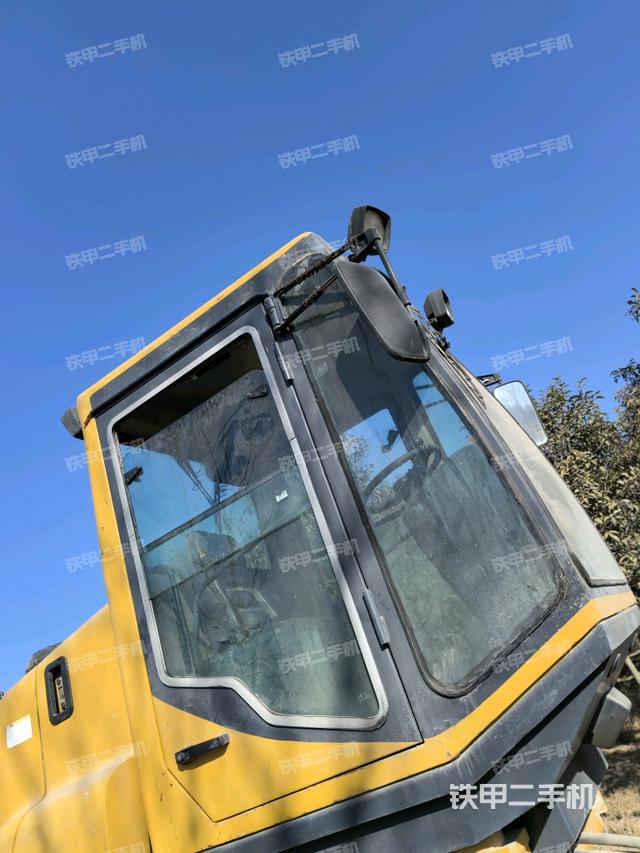 左側正面照（壓路機駕駛室）