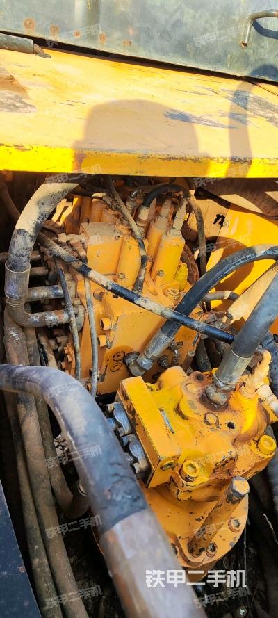 回轉馬達和主控閥(整機外觀) 回轉馬達和主控閥(整機外觀)