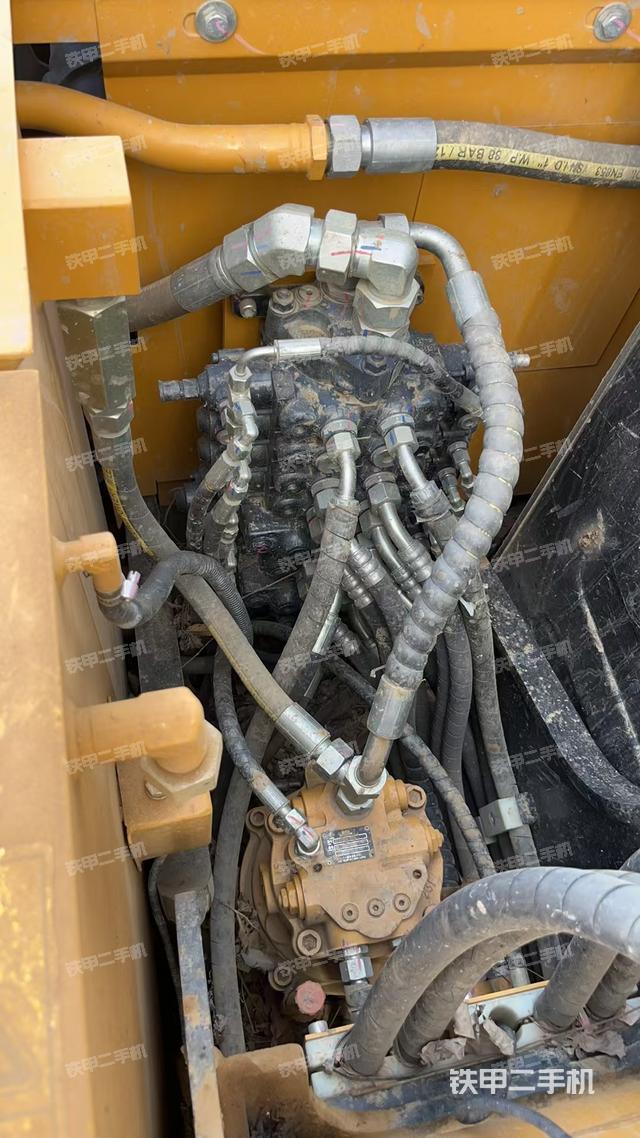 回轉(zhuǎn)馬達(dá)和主控閥（整機(jī)外觀）