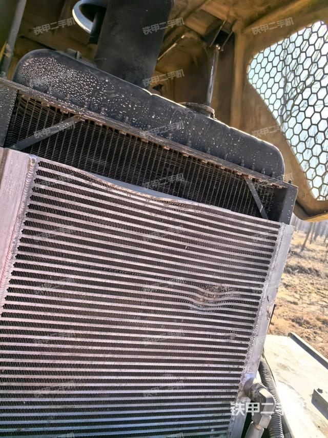散熱器全景（壓路機發(fā)動機艙）