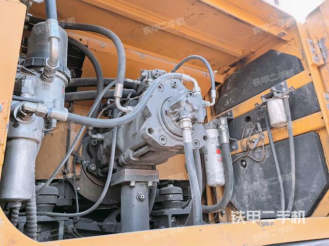 液壓泵艙室正面整體(整機(jī)外觀) 液壓泵艙室正面整體(整機(jī)外觀)