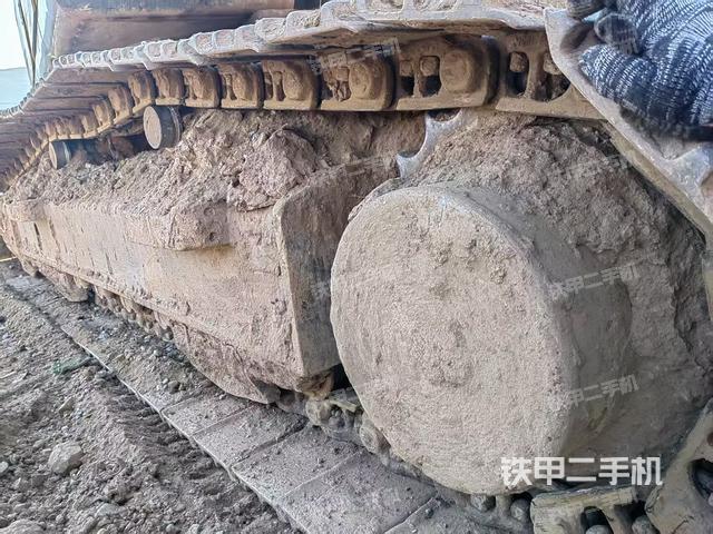 單側(cè)履帶整體(整機(jī)外觀) 單側(cè)履帶整體(整機(jī)外觀)