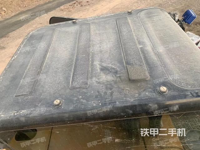 駕駛室頂部(整機(jī)外觀) 駕駛室頂部(整機(jī)外觀)