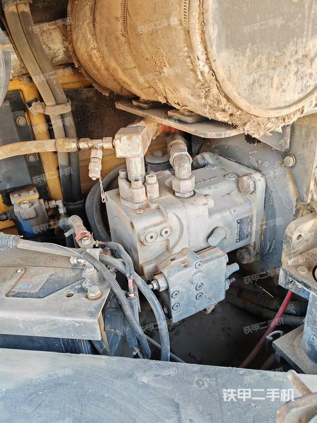 液壓泵艙室正面整體(整機(jī)外觀) 液壓泵艙室正面整體(整機(jī)外觀)