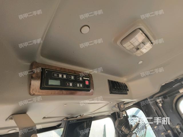 駕駛室內(nèi)座椅、儀表操作手柄全景（壓路機(jī)駕駛室）