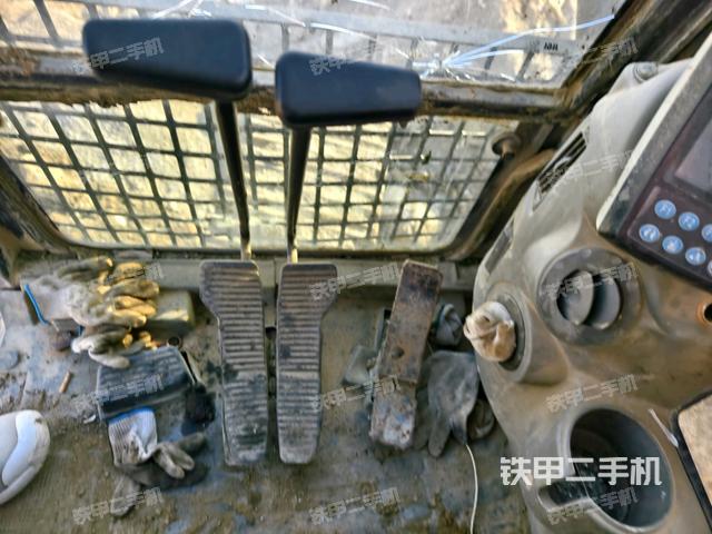 行走控制手柄和踏板?俯拍（駕駛室部分）