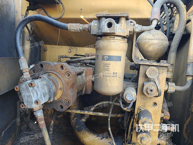 液压泵舱室正面整体（整机外观）