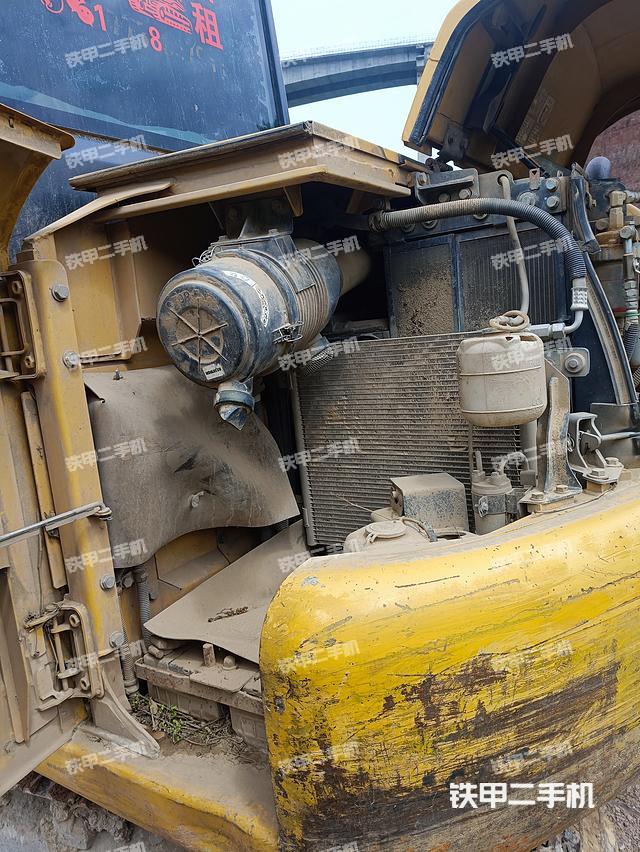 液压泵舱室正面整体（整机外观）