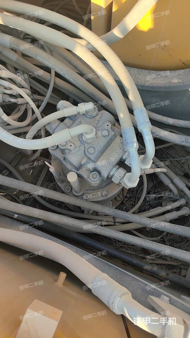 回轉(zhuǎn)馬達(dá)和主控閥（整機(jī)外觀）