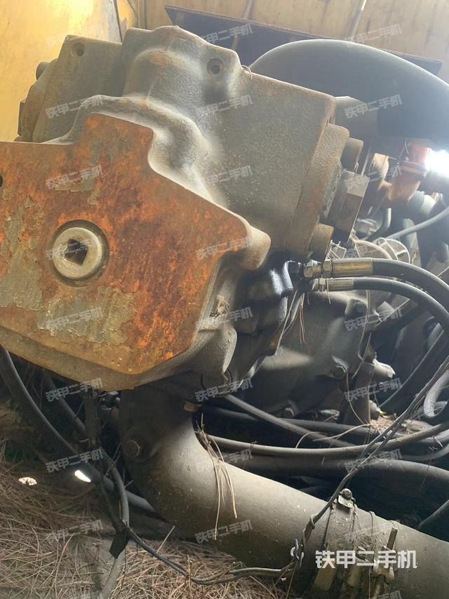 液壓泵艙室正面整體(整機(jī)外觀) 液壓泵艙室正面整體(整機(jī)外觀)