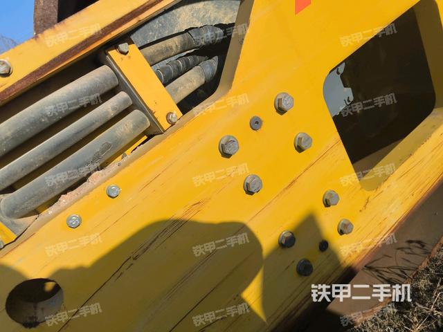 后輪左側(cè)全景（壓路機(jī)前后車架）