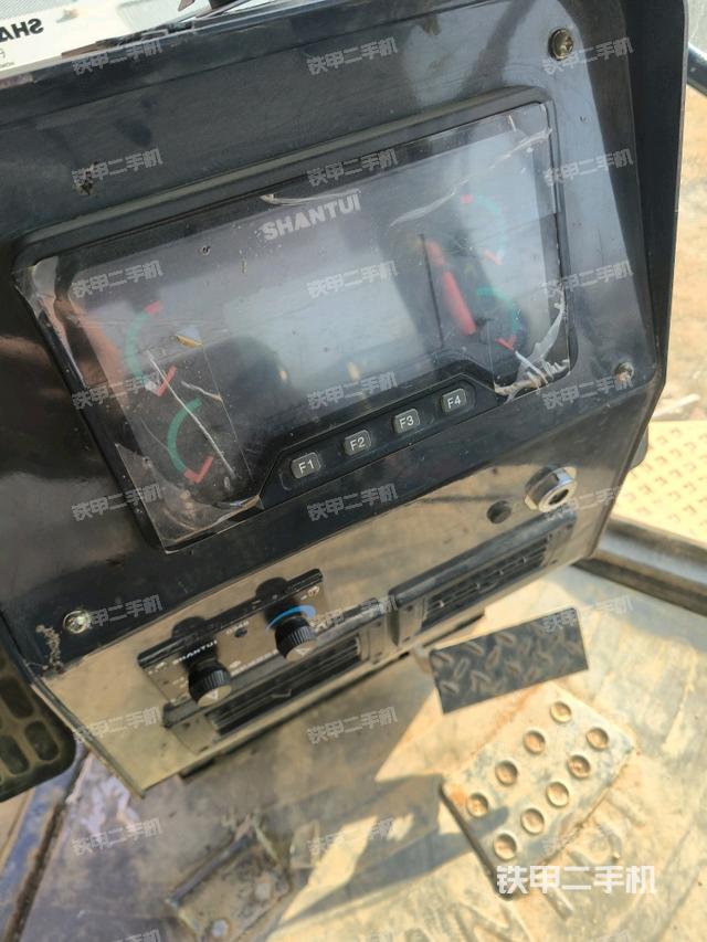 駕駛室內(nèi)部頂部(推土機駕駛室) 駕駛室內(nèi)部頂部(推土機駕駛室)