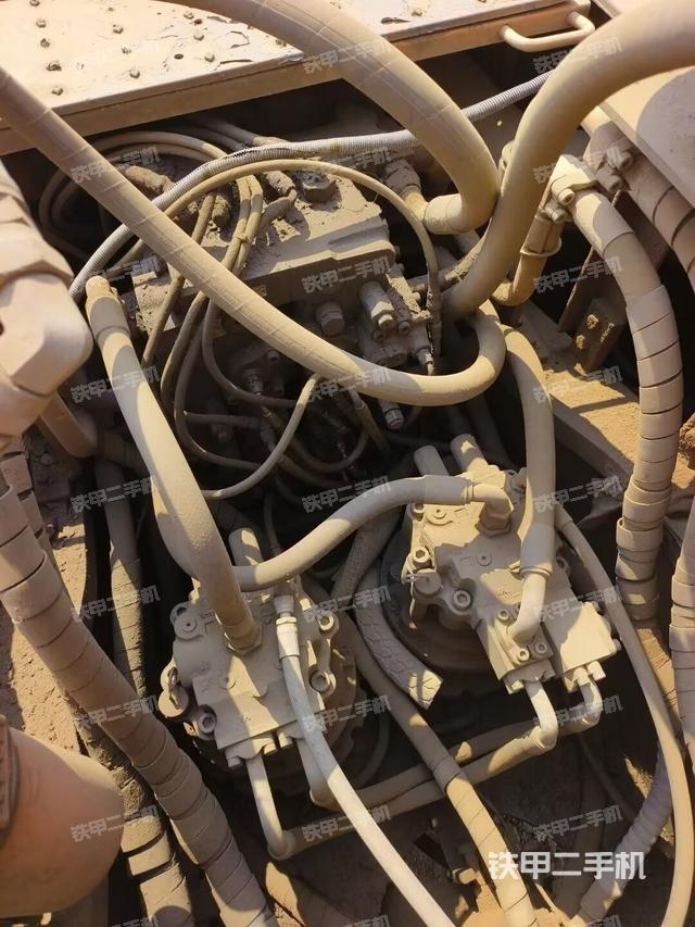 回轉(zhuǎn)馬達和主控閥(整機外觀) 回轉(zhuǎn)馬達和主控閥(整機外觀)