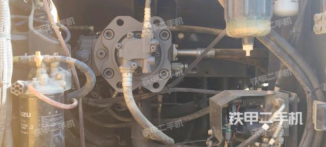 液壓泵艙室正面整體（整機外觀）