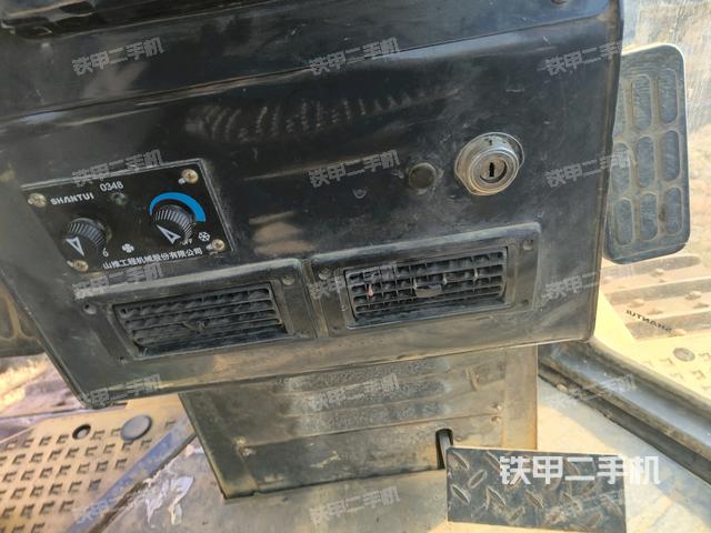 駕駛室左側(cè)全景照(推土機駕駛室) 駕駛室左側(cè)全景照(推土機駕駛室)