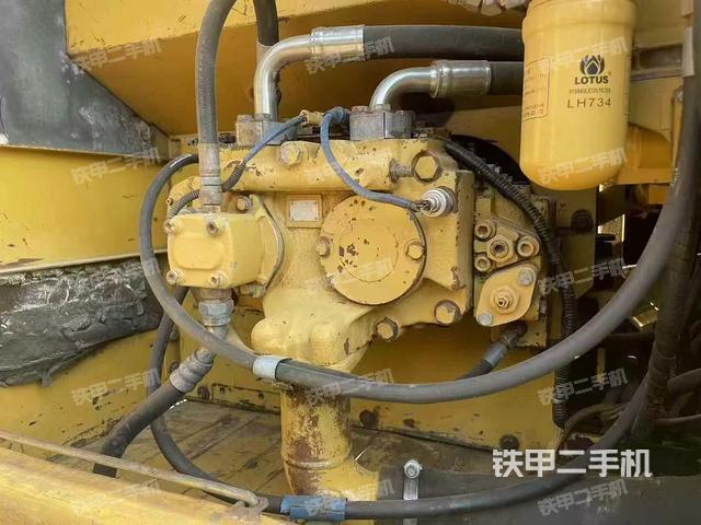 液压泵舱室正面整体（整机外观）