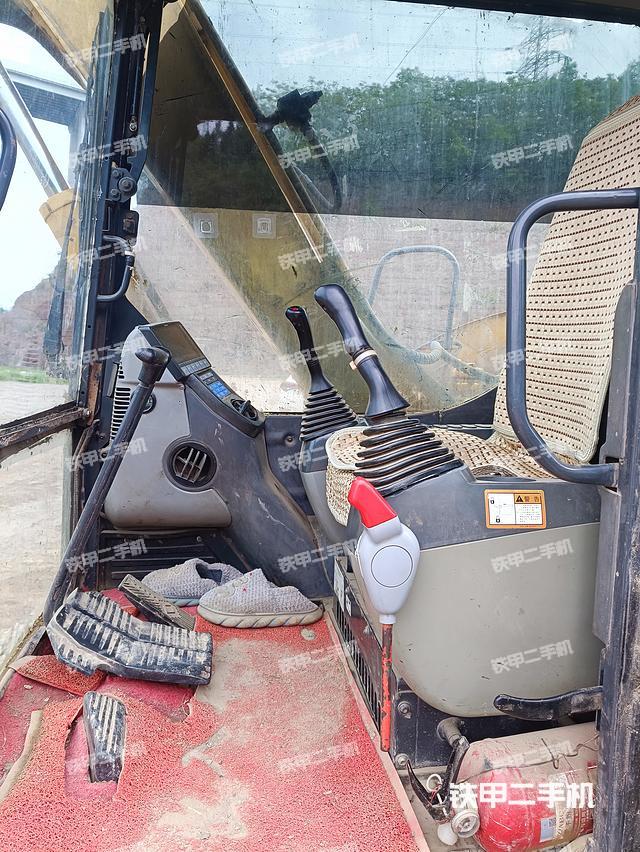 驾驶室顶部（整机外观）