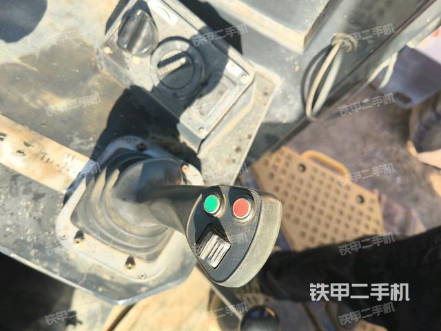 駕駛室內(nèi)部全景(推土機駕駛室) 駕駛室內(nèi)部全景(推土機駕駛室)