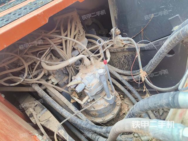 回轉(zhuǎn)馬達(dá)和主控閥(整機(jī)外觀(guān)) 回轉(zhuǎn)馬達(dá)和主控閥(整機(jī)外觀(guān))