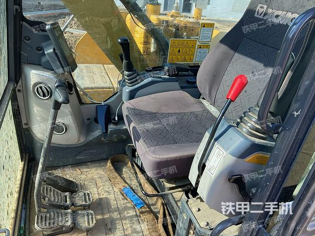 行走控制手柄和踏板?俯拍(駕駛室部分) 行走控制手柄和踏板?俯拍(駕駛室部分)