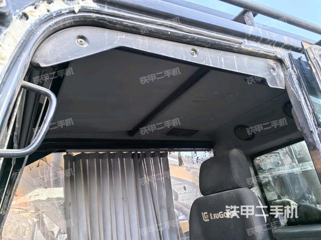 行走控制手柄和踏板?俯拍（駕駛室部分）