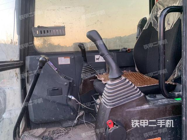 駕駛室整體(整機(jī)外觀) 駕駛室整體(整機(jī)外觀)