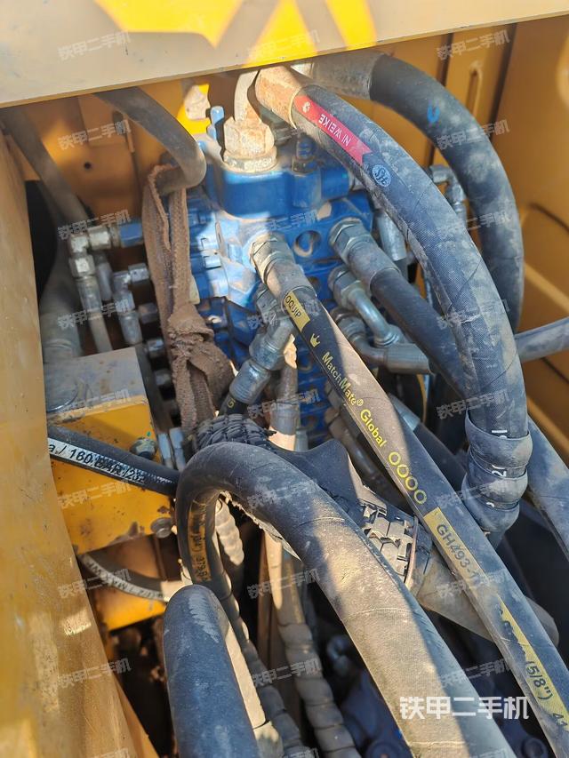 回轉(zhuǎn)馬達(dá)和主控閥(整機(jī)外觀) 回轉(zhuǎn)馬達(dá)和主控閥(整機(jī)外觀)