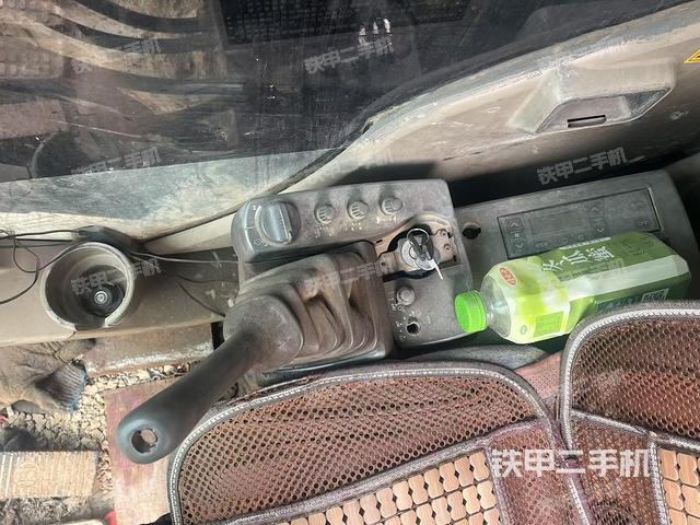 駕駛室整體(整機(jī)外觀) 駕駛室整體(整機(jī)外觀)