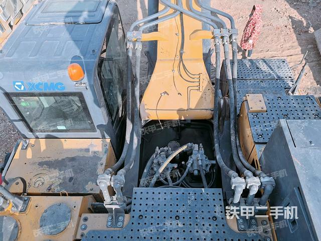 駕駛室頂部(整機(jī)外觀) 駕駛室頂部(整機(jī)外觀)