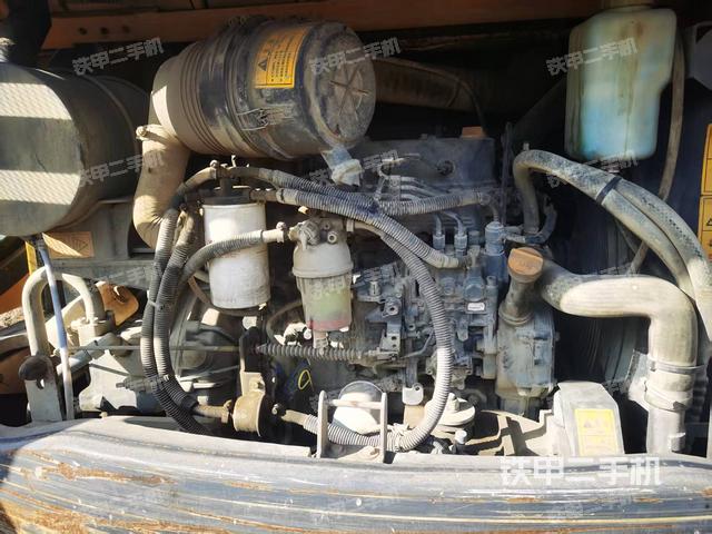 液压泵舱室正面整体（整机外观）