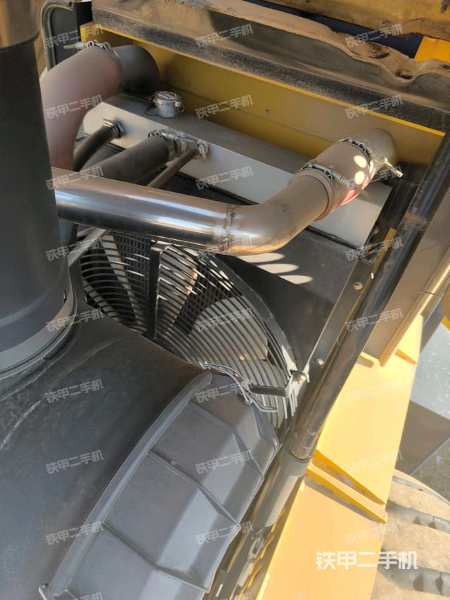 柴油泵全景（壓路機(jī)發(fā)動(dòng)機(jī)艙）