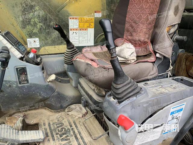 駕駛室整體(整機(jī)外觀) 駕駛室整體(整機(jī)外觀)