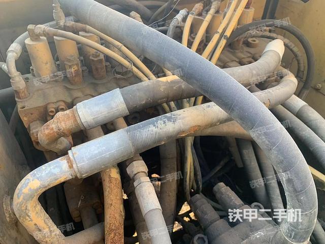 回轉(zhuǎn)馬達(dá)和主控閥(整機(jī)外觀) 回轉(zhuǎn)馬達(dá)和主控閥(整機(jī)外觀)