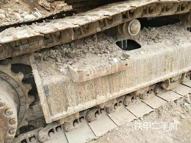 單側(cè)履帶整體(整機(jī)外觀) 單側(cè)履帶整體(整機(jī)外觀)