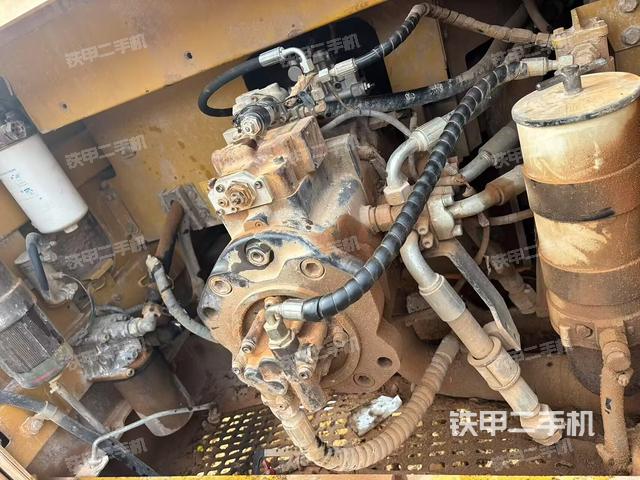 液壓泵艙室正面整體(整機(jī)外觀) 液壓泵艙室正面整體(整機(jī)外觀)