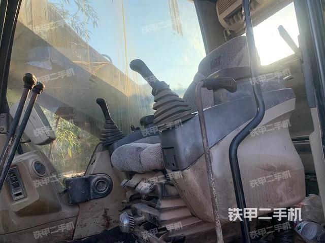 駕駛室整體(整機(jī)外觀) 駕駛室整體(整機(jī)外觀)