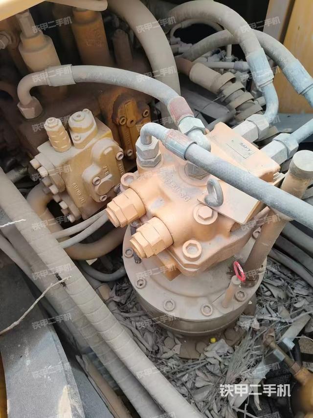 回轉(zhuǎn)馬達(dá)和主控閥（整機(jī)外觀）