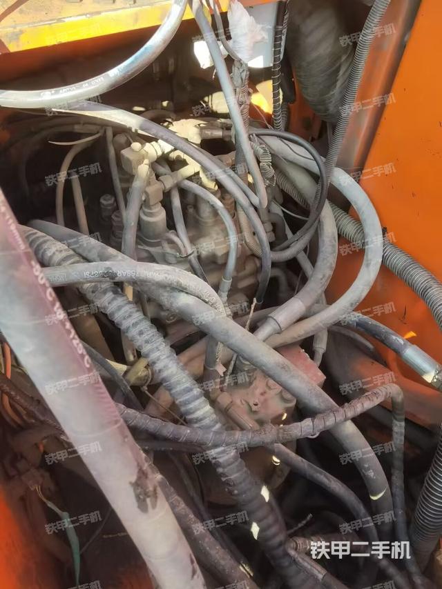 回轉(zhuǎn)馬達(dá)和主控閥（整機(jī)外觀）