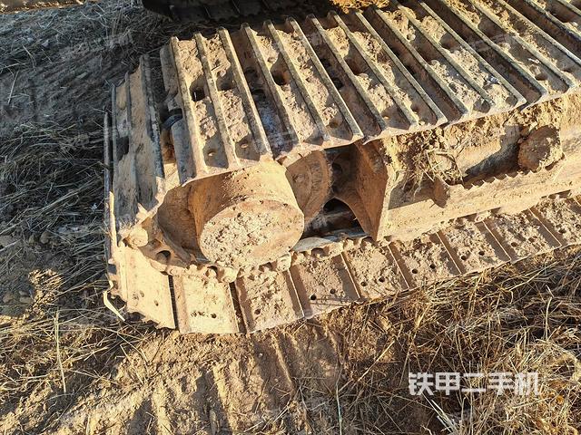 單側(cè)履帶整體(整機(jī)外觀) 單側(cè)履帶整體(整機(jī)外觀)