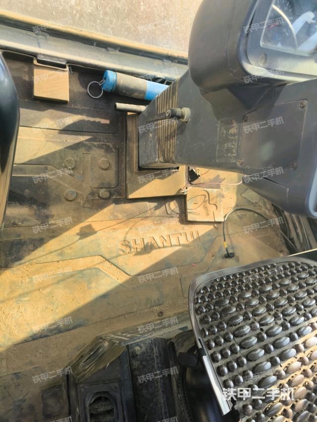 右側(cè)正面照（壓路機(jī)駕駛室）